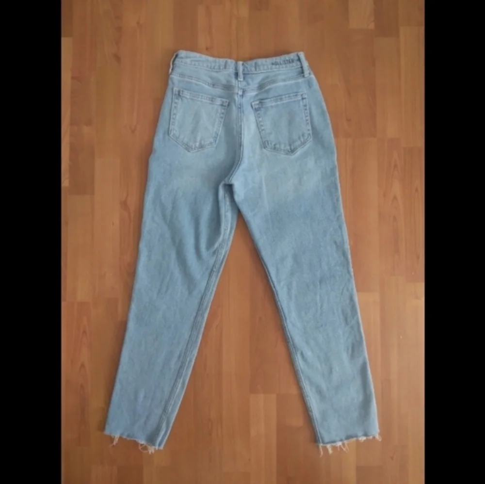 HOLLISTER Ultra High-Rise Medium Wash Doodle Mom Jeans.‎